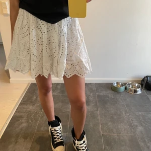 Vit kjol - Säljer denna supersöta och somriga kjolen från Bikbok i storlek XS men passar även   S/M. Kommer tyvärr inte till använda längre och därav säljer jag den. Pris: 120 + frakt 