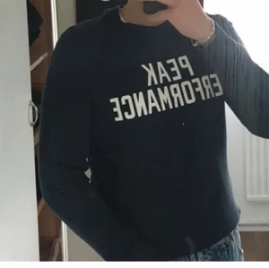 Sprillans ny Peak Performance tröja  - Säljer en marinblå tröja av Peak Performance i stl M men är liten i stl passar S. Den är helt ny använt den Max 2 gånger.Ny pris 900kr säljer för 500 för att jag Fick den i julklapp 2019 och jag använde inte den då materialet inte är så  stretchig men den skulle passa perfekt för något som bär S. Kvalite 10/10 den är precis som ny. Det är en herr modell men jag tror att den även skulle passa en kvinna. Kontakta för fler bilder och om ni är intresserade  så kan vi komma överens om ett pris. 450+frakt 
