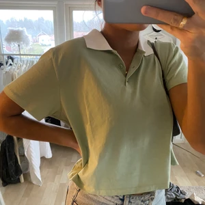 Grön tröja strl S  - Loose fit, strl S/M, kan mötas i göteborg eller frakta men köparen står för frakt, helt oanvänd 🥰