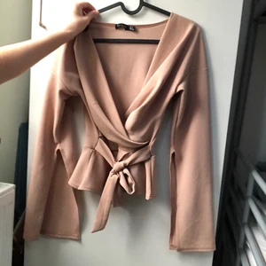 Super gullig tröja men slit i ärmarna - Från BooHoo