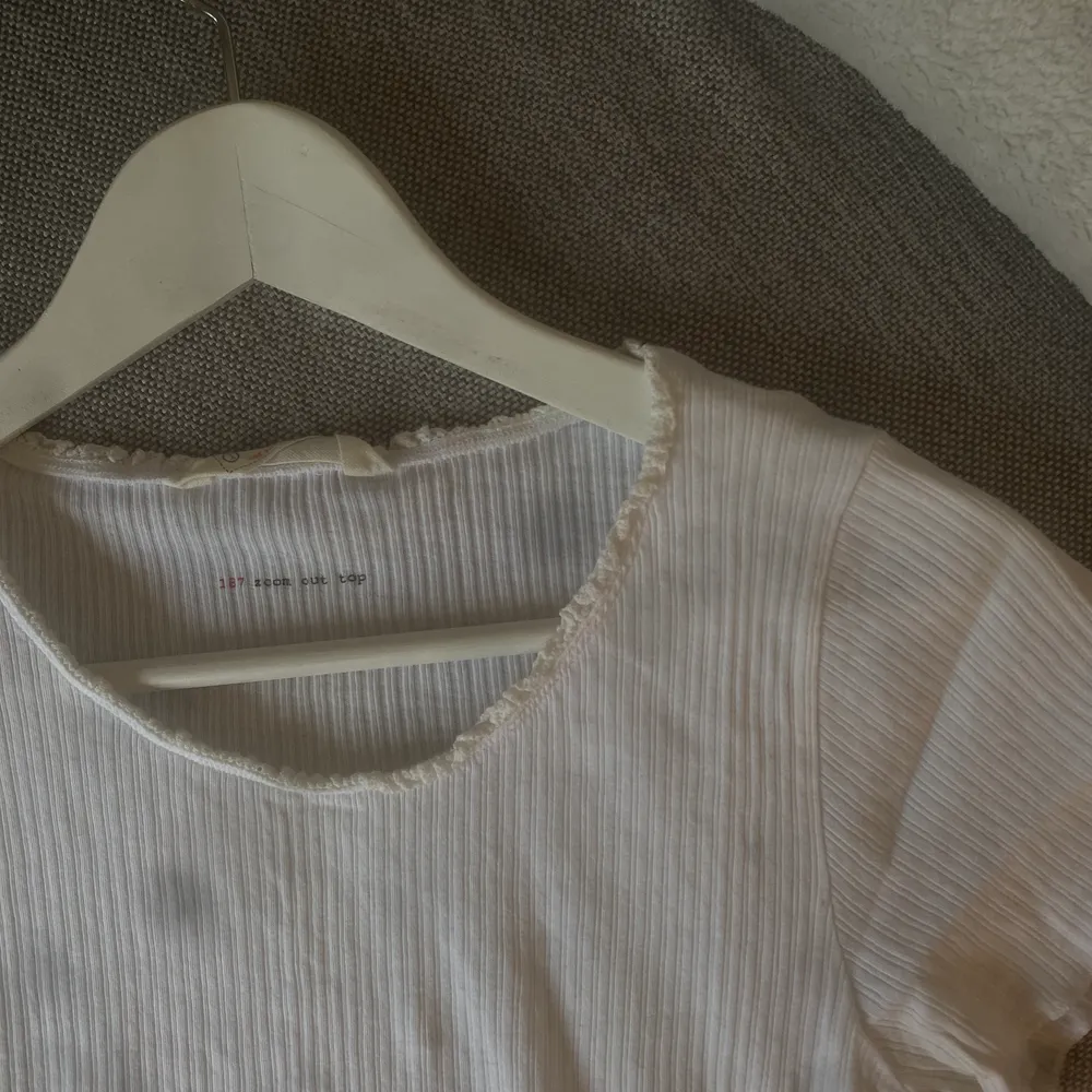 Vit ribbstickad t shirt med lite spets vid kragen Använd fåtal gånger Storlek 1 = storlek s . T-paidat.