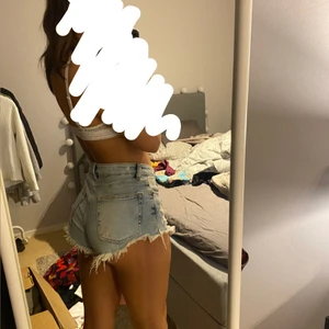 Jeans shorts - Jättesnygga jeans shorts från H&m som inte visar hela rumpam. Dom åker inte heller upp när man går, super bekväma! Storlek 38 men passar mig som vanligtvis har 34💕💕 Frakt tillkommer!