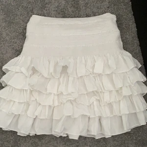 Volang kjol från HM - Säljer denna fina vita kjol från hm med volanger i storlek S! Köpt för 399kr! Möts upp annars står köparen för frakten💕 (andra bilden är inte min) Köp direkt för 350!