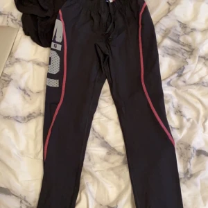 Tajts från MMsports  - Tajts från MMsports i storlek XS. Använda några gånger så i fint skick. Stretchiga i materialet. 