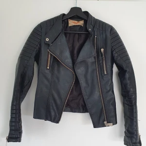 Skinnjacka - Säljer min skinnjacka från Tessie! Välanvänd men inget fel på den. Det är ett hål i innertyget men inget som märks🤍 nypris: mellan 500-600 kr, jag säljer för 120 kr. Fakeläder såklart!!     Säljer en likadan i rosa 