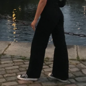 Svarta jeans - Mina populära favorit jeans från junkyard säljer jag nu pga av att jag inte använder dom längre. Supersnygga och ger en jättefin form 🤌🏻🤌🏻 jag är 170cm 