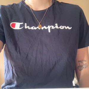 Marinblå Champion T-shirt - Snygg Champion T-Shirt i marinblå💖 Storlek M och sitter skönt! Använd ett fåtal gånger och i bra kvalitet!
