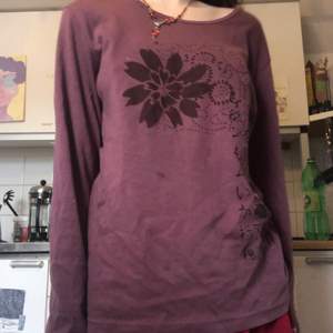 jätteskön långärmad tröja med snyggt litet mönster på! 💖