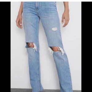 Populära Zara Jeans - Säljer dessa populära zara jeans. Kör en budgivning så skriv bud och det startar på 200, jättefint skick och säljer då de är för små på mig💗 (OBS: Lånade bilder+ budgivning kommer pågå längre och är inte såld) Ledande bud: 300kr+frakt 