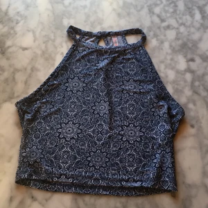 New yourker stl XS - Jättesöt topp perfekt till sommarn, passar XS-S och sitter skönt på. Använd några få gånger. 