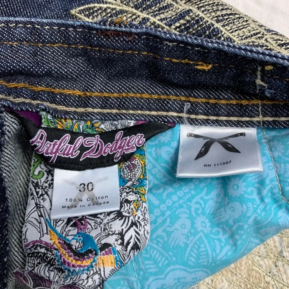 Rare Artful Dodger jeans med tryck bak och fram.               strl 30/32. Vädligt bra skick, använd ett par gånger.. Jeans & Byxor.