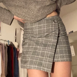 Rutig kjol - En rutig kjol från H&M. Frakt ingår i priset :) 