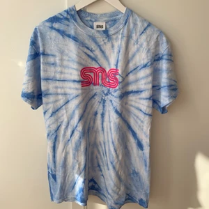 Tie dye -shirt från sneakernstuff - Blå oversized tie dye t-shirt från sneakersnstuff. Storlek L. Använd cirka 3 gånger- väldigt bra skick! Fin och trendig till våren/sommaren:)