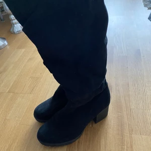 svarta stövletter - Svarta stövlar, i princip oanvända 