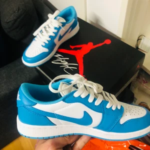 Nike sb X jordan low unc - Jag säljer min tjej skor på grund att hon passar inte dessa skor till henne..                                                                                                                hon använder inte dem längre. Hon har använd dem en gång.