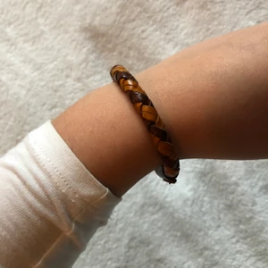 Läderarmband med flätat mönster - Armband i äkta läder med ett flätat mönster i två nyanser.🧡 Passar perfekt för sommaren! Köparen står för frakten☀️