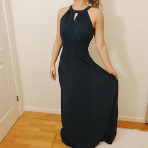 Bal/fest klänning - Perfekt klänninh till både bal och fest! Prislappen är kvar och den är helt oanvänd. Väldigt behagligt material i en fin marinblå färg. Frakten ingår i priset! Hör av dig om du vill ha fler bilder!❤