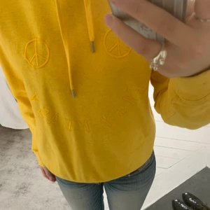 Ganni hoodie, strl S - Snygg hoodie från ganni! Köptes för 1895kr och knappt använd