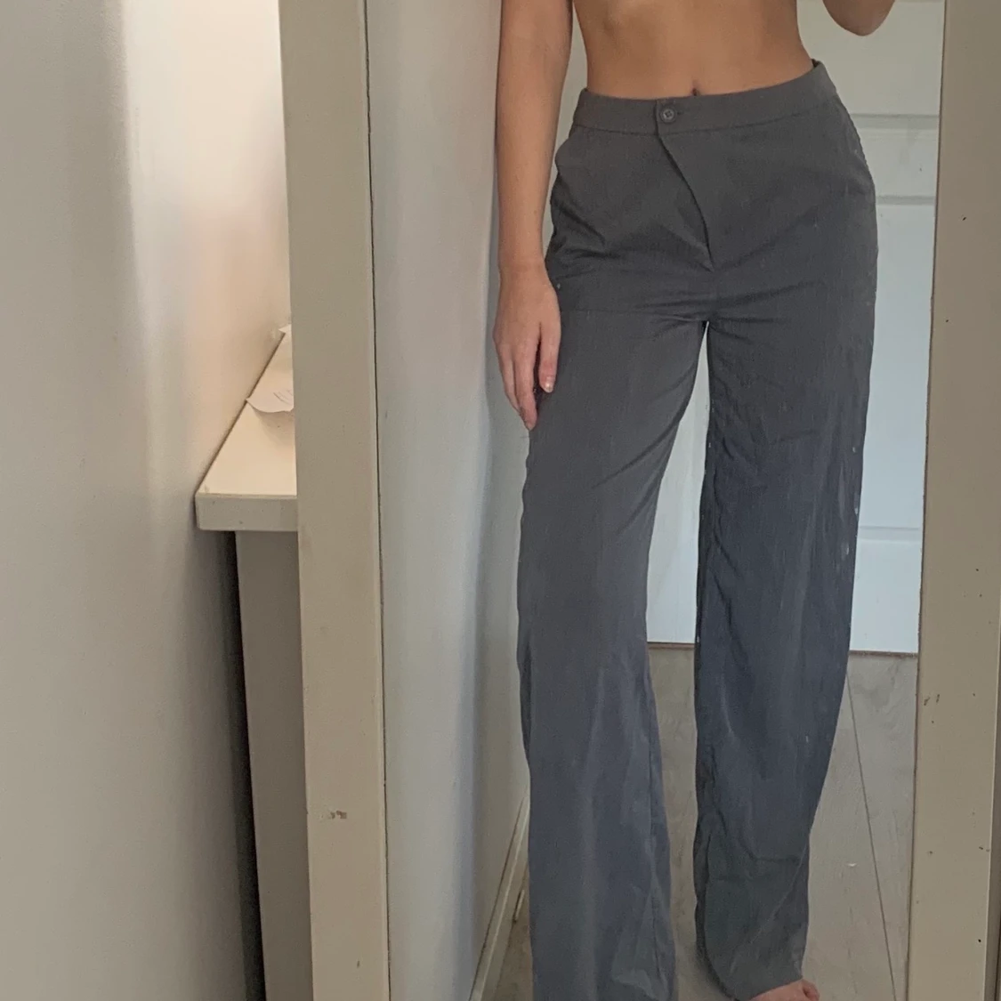 Gråa kostymbyxor 