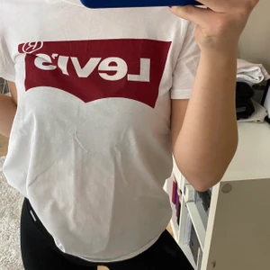 Levis tshirt - Levis t-shirt i superfint skick och som passar från xs-m beroende hur man vill att den ska sitta (själv är jag s och den sitter oversized på mig)🤎🤎