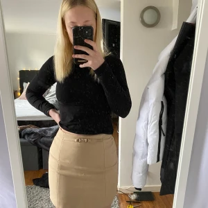 Beige kjol från hm - Jättefin kjol från hm i beige färg. Den har bra och normal passform är i nyskick då jag endast använt den en gång. I storlek 34 och säljer för 80 kr plus frakt på 48 kr❤️