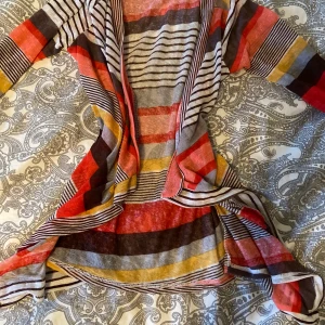 Cardigan  - Säljer denna cardigan på grund av att den inte är min stil, den har bara hängt i garderoben och har aldrig används❤️ Köpare står för frakt!