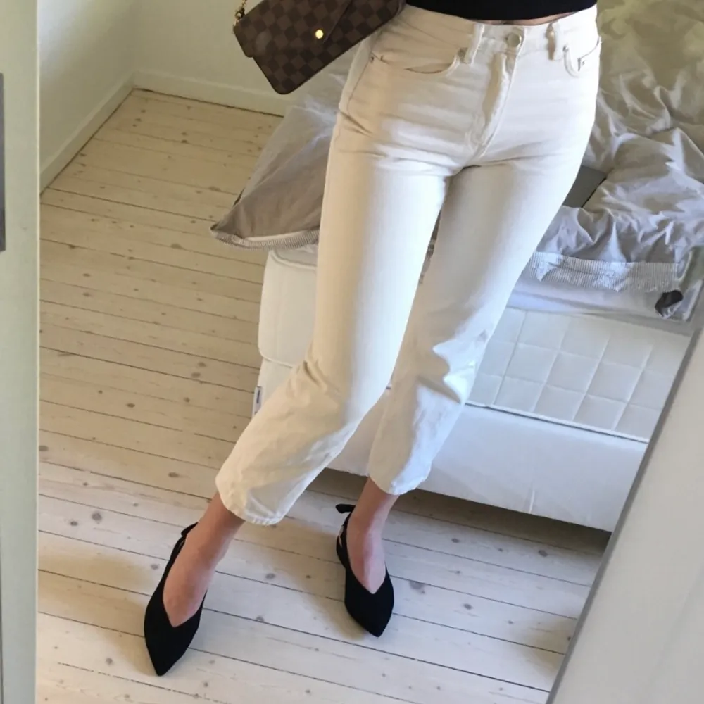 Off white jeans från & other stories. Super snygga men säljer nu då jag vuxit ur dem.. . Jeans & Byxor.