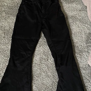 Säljer utsvängda jeans! - Hejsan! Säljer dessa fina byxor! Dom passar till storlek xs/s tycker jag! Säljer dom för 62kr