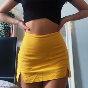 Gul tenniskjol - Tenniskjol från Zara i strl S. Älskar verkligen denna men är tyvärr för liten då hela rumpan sticker fram där bak:/ Några år gammal så säljs inte längre, köparen står för frakt💕 Byter gärna om någon har samma i större storlek!!