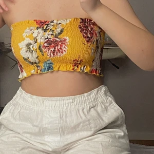 sommartopp - supersöt tubtopp från gina🧚🏼💛! säljer för att den inte kommer till användning. Storlek S men har passat mig som både M (första bilden) och xs (sista) eftersom den är väldigt stretchig💛