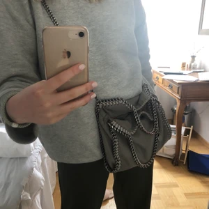 Stella McCartney väska - Intressekoll på min fina grå Stella McCartney mini falabella tote! Superfint skick däremot är de korta banden lite slitna på färgen💕 Dustbag finns! Säljer vid bra bud, högsta bud 3400💕💕