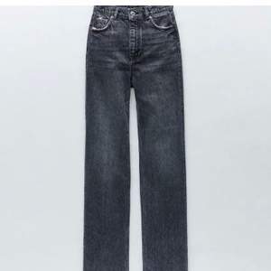 Säljer dessa ”90s full lenght jeans” från zara i storlek 36. Dem är helt slutsålda.