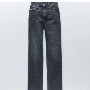 Zara jeans - Säljer dessa ”90s full lenght jeans” från zara i storlek 36. Dem är helt slutsålda.