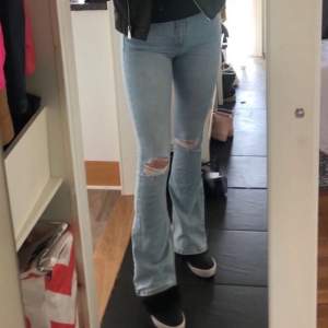 Bootcut jeans med hål, från Gina Tricot, storlek xs. Säljs på grund av för små:( passar runt 160cm🌟 