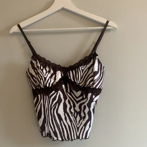 Zebra linne - Säljer detta supertrendiga zebralinne, justerbara axelband. Aldrig använt!