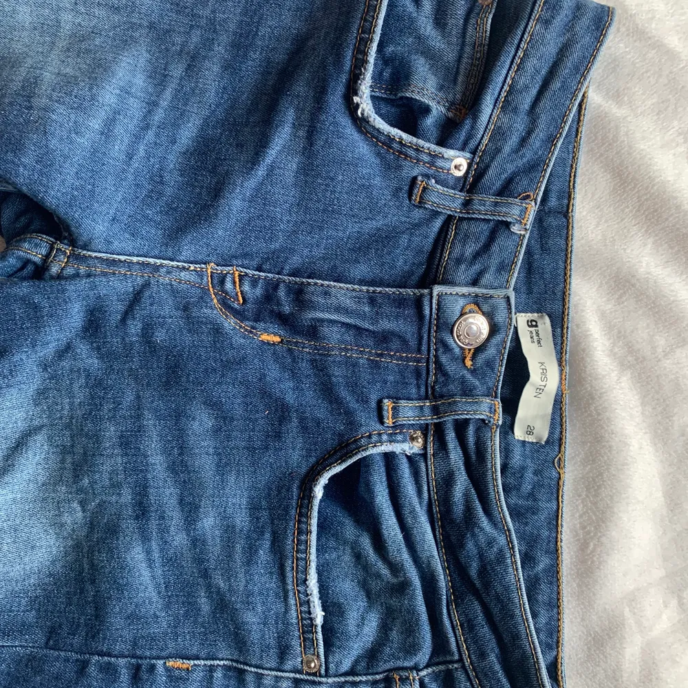 (Räknar frakt privat!!)Lågmidjade skinny jeans från Ginatricot. (Finns ej att köpa längre) Modell: Kristen    Storlek: 28 (passar mig som är 164) Köpta för 499 kr. Jeans & Byxor.