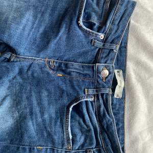 (Räknar frakt privat!!)Lågmidjade skinny jeans från Ginatricot. (Finns ej att köpa längre) Modell: Kristen    Storlek: 28 (passar mig som är 164) Köpta för 499 kr