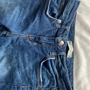 Lågmidjade jeans - (Räknar frakt privat!!)Lågmidjade skinny jeans från Ginatricot. (Finns ej att köpa längre) Modell: Kristen    Storlek: 28 (passar mig som är 164) Köpta för 499 kr
