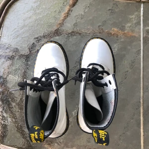 Blanka vita dr.martens - Säljer mina fina blankvita dr.martens för jag inte använder dom längre, inte riktigt min stil. Skitsnygga till en klänning eller kjol för att göra outfiten mer ball o utstående speciellt nu till våren:) lite repor på de vita men syns inte nått på sulan