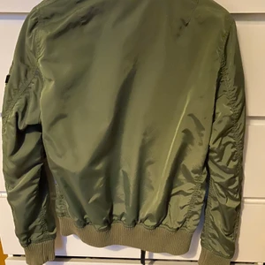 Alpha industri  - alpha industries bomber jacka. Damstorlek L liten