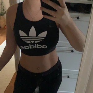 Adidas magtröja - En magtröja från adidas, i storlek xs, andvänd en gång endast, nyskick, säljer den pga att jag inte andvänder den, nypris minns jag tyvärr inte, mitt pris 50kr❣️ PS! Köparen står för frakten!❣️