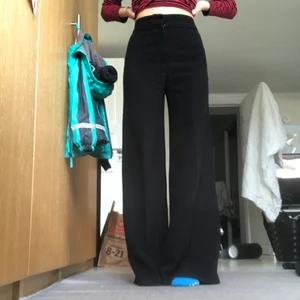 Svarta kostymbyxor från H&M - Säljer dessa svarta vida kostymbyxor i storlek 34. Jag är 165 lång och dom passar precis mig i längden, lite korta