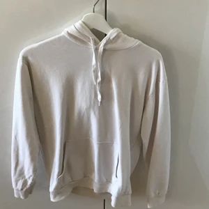 Vit/beige hoodie XS - Tänkte sälja alla mina hoodies då det inte är min stil längre 💓 | Denna hoodien är i färgen Vit/biege pga missfärgning, strl XS men passar även S. Materialet är lite tunnare pga äldre version av cubus hoodies. Då den är lite missfärgad finns det en fläck på höger ärm 💕