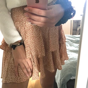 Volangkjol - Säljer min superfina blommiga volangkjol från H&M. Kan skicka fler bilder om ni vill. St S💖