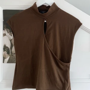 Brun topp/t-shirt  - En till brun topp. Fyndad secondhand och den har en snygg detalj de tröjan korsas över bröstet plus att den har en snygg krage som går lite högre upp. Står att märket är paloma M. Storleken är L men skulle säga att den mer är en M. Köpare står för frakt. 🌙🤎