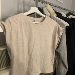Nelly topp - Lite mer beige än vad det ser ut på bilderna, knappt använd, köpare står för frakt💕