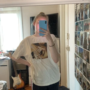 Beige T-shirt med Tryck, Storlek M - Beige T-shirt med Ariana Grande 7 rings tryck på, Storlek M från H&M, knappt använd. Pris 50kr inklusive frakt