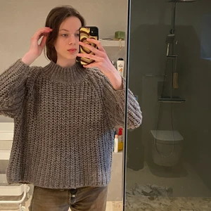 Stickad tröja - Skitmysig stickad tröja utan lapp som min syster gav mig. Säljer då den inte kommer till användning och jag har en liten garderobrensning. Kontakta mig gärna om du har några frågor🥰🥰 OM ANNONSEN FINNS KVAR SÅ FINNS PLAGGET KVAR