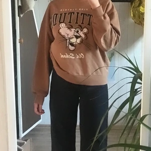 tjocktröja  - skitsnygg tjocktröja i storlek S från stradivarius. Använd ca 4 gånger. Inga hål eller fläckar, väldigt skönt material. Köparen står för frakt. 