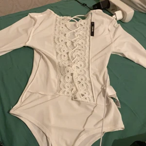 Tröja - Bodysuit från bikbok med en fin mönstrad rygg